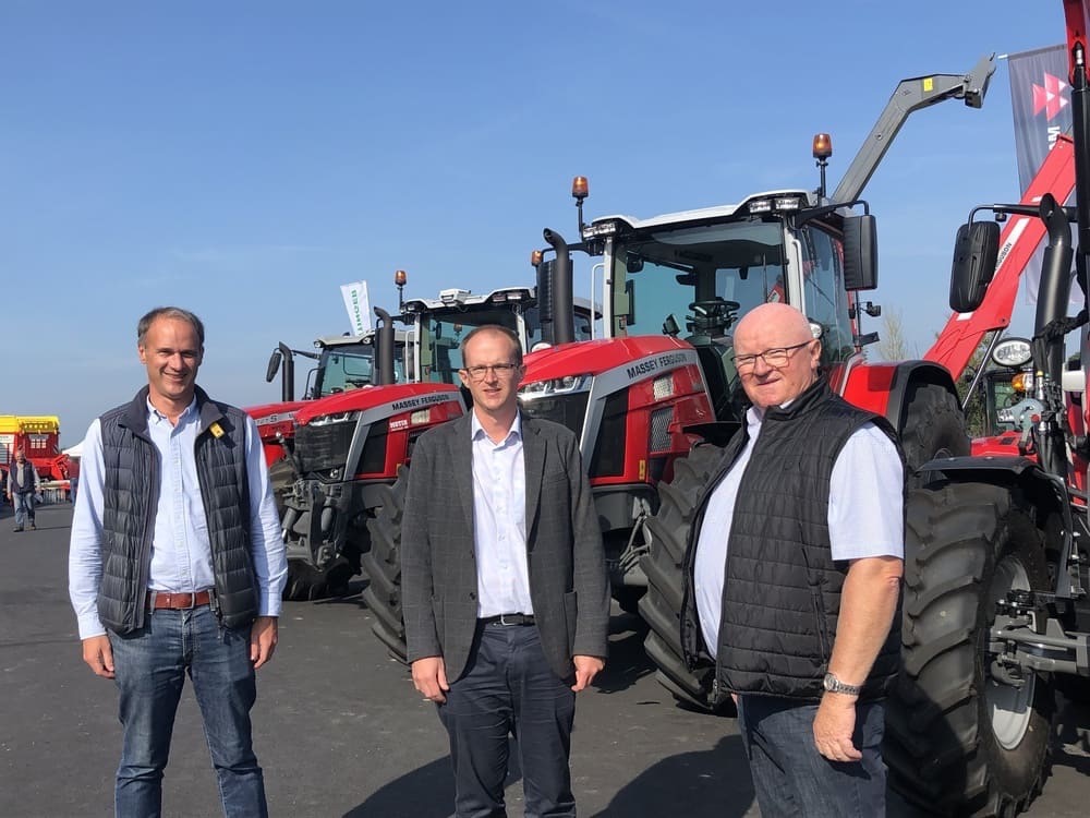Équipe Motin SAS devant des tracteurs Massey Ferguson